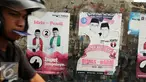 Warga melintas di depan alat peraga kampanye Pilkada Kota Depok, Jawa Barat, Rabu (2/12). Kota Depok menjadi salah satu daerah yang akan melaksanakan Pilkada serentak pada 9 Desember mendatang. (Liputan6.com/Helmi Fithriansyah)