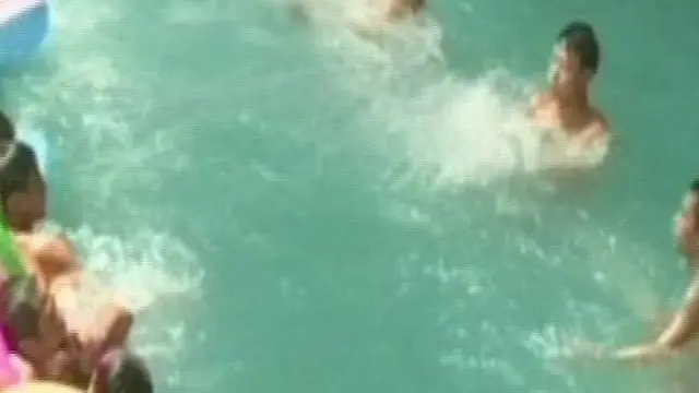 Kepanasan, Ribuan Warga China Nyemplung di Kolam Renang