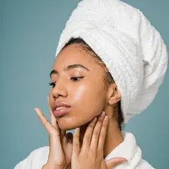 Ilustrasi memakai skincare di leher. (Copyright Pexels/Sora Shimazaki)