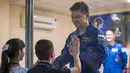 Oleg Kononenko, seorang astronot asal Rusia berinteraksi dengan anak-anaknya sebelum melaksanakan misi ke luar angkasa, di kosmodrom Baikonur, Kazakhstan, 21 Juli 2015. (REUTERS/Shamil Zhumatov)