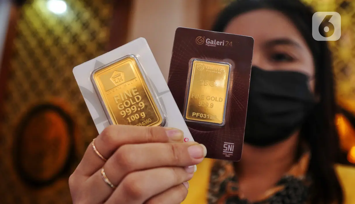 <p>Pegawai menunjukkan emas batangan di Galeri 24, Jakarta, Selasa (13/9/2022). Mengutip dari laman logammulia.com, cetakan emas terkecil yakni 0,5 gram, berada di level Rp 525.000. Sedangkan, untuk satuan 5 gram, dihargai Rp 4.525.000, dan 10 gram Rp 8.995.000. (Liputan6.com/Angga Yuniar)</p>