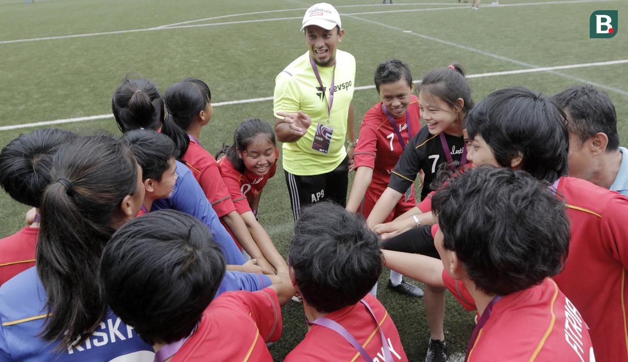 Pemain Vasanta FC saat pertandingan melawan Gelora Muda pada laga Jakarta Equal Festival 2018 di Sawangan, Depok, Minggu (11/3/2018). Vasanta FC menang 2-0 atas Gelora Muda. (Bola.com/M Iqbal Ichsan)