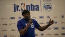 Legenda NBA, Sam Perkins, memberi instruksi saat National Training Camp Junior NBA di Pluit Village, Jakarta, Minggu (10/9/2017). Sebanyak 16 pebasket terbaik akan diberangkatkan ke China untuk nonton langsung laga NBA. (Bola.com/Vitalis Yogi Trisna)