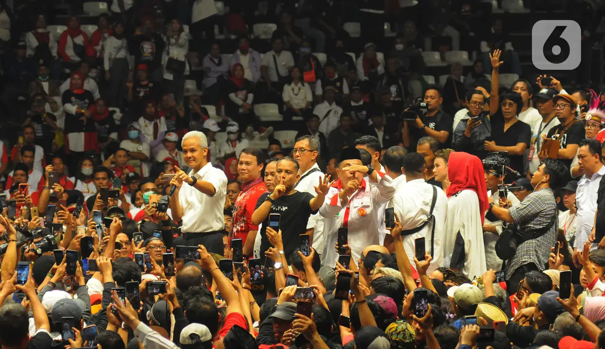 Gubernur Jawa Tengah itu tiba di Hall Basket, Gelora Bung Karno, Senayan Jakarta, pukul 20.42 WIB.  (merdeka.com/Imam Buhori)
