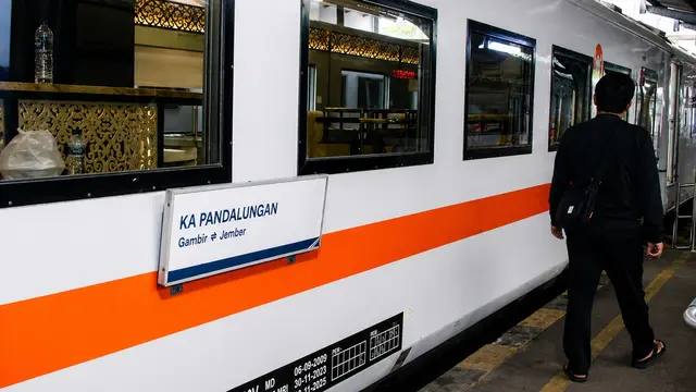 KA Blambangan Ekpres dan KA Pandalungan akhirnya timba di Stasiun Jember setelah mengalami keterlambatan hampir 10 jam.