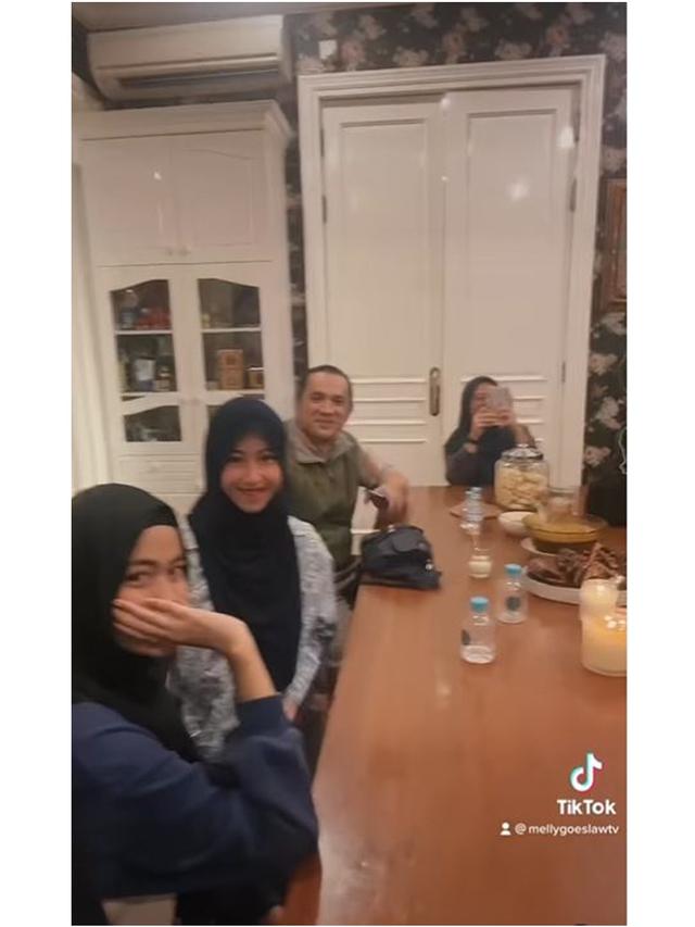 6 Momen Melly Goeslaw Ajak Bukber Keluarga Umi Pipik, Abidzar Curi Perhatian