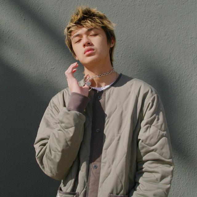 7 Potret Warren Hue, Rapper Asal Indonesia yang Gabung dengan 88Rising