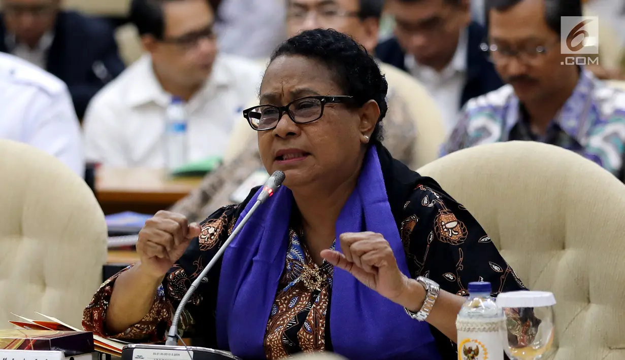 Menteri PPA Yohana Yembise saat mengikuti rapat konsultasi dengan pimpinan DPR di Kompleks Parlemen, Jakarta, Kamis (1/2). Rapat konsultasi itu membahas penanganan Kejadian Luar Biasa (KLB) Campak dan Gizi Buruk di Asmat, Papua. (Liputan6.com/JohanTallo)