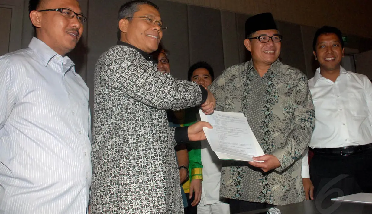 Pelaksana Tugas Ketua Umum PPP Emron Pangkapi didampingi Sekjen DPP PPP Romahurmuziy saat menerima surat dukungan dari 28 DPW PPP se-Indonesia usai konferensi pers di Jakarta, (10/9/14). (Liputan6.com/Johan Tallo)