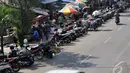  Puluhan kendaraan roda dua asyik berjejer di tepi jalan di kawasan Tanah Abang, Jakarta, Rabu (24/9/2014) (Liputan6.com/Johan Tallo)