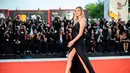 Model Kate Upton berpose untuk fotografer saat menghadiri pemutaran perdana film 'Marriage Story' di Venice Film Festival 2019, Italia, Kamis (29/8/2019). Wanita terseksi di dunia versi majalah Maxim tersebut tampil memesona dengan balutan gaun hitam. (Photo by Arthur Mola/Invision/AP)