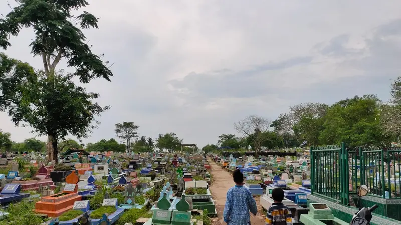 Terdampak Pandemi COVID-19, Puluhan Penggali Kubur di Palembang Dapat Santunan