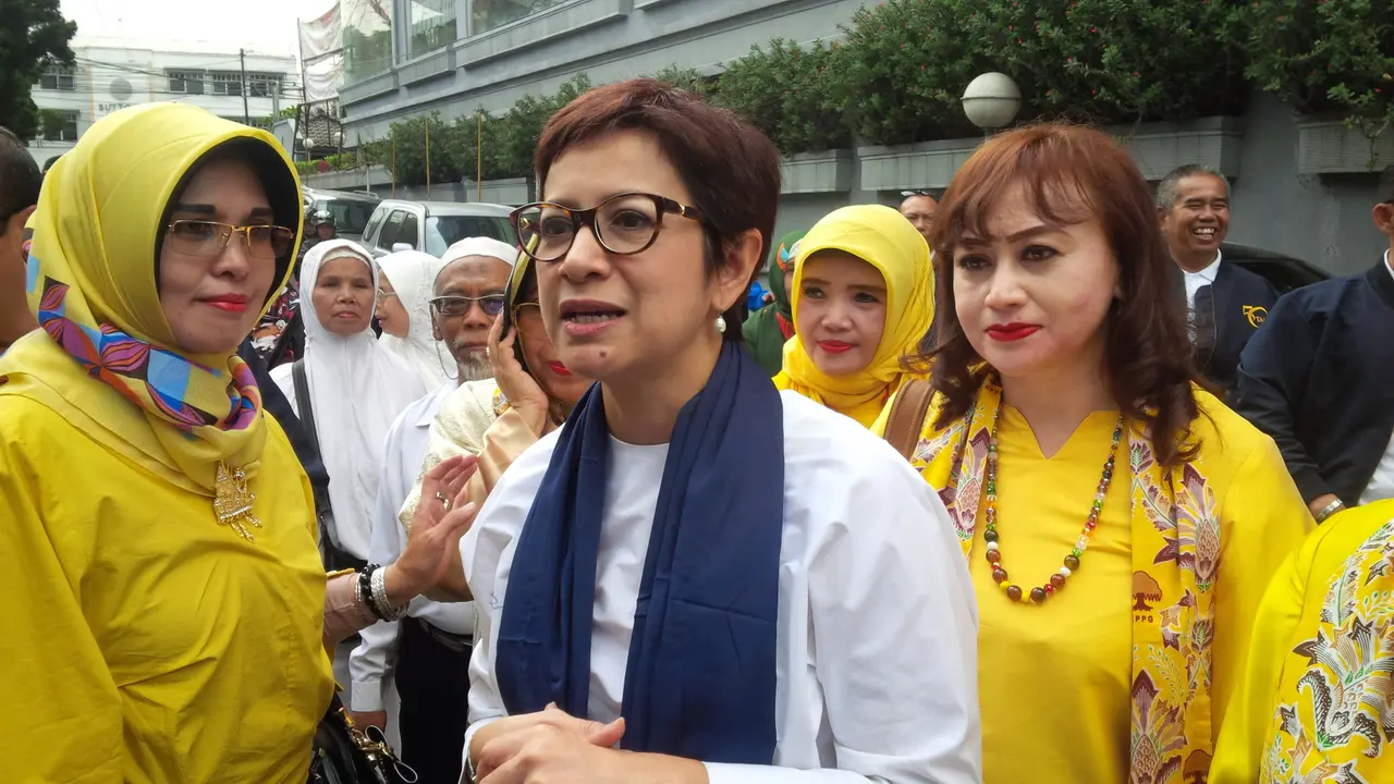 Politisi Partai Golkar Nurul Arifin menyerahkan berkas pencalonannya untuk maju dalam Pemilihan Wali Kota Bandung 2018.