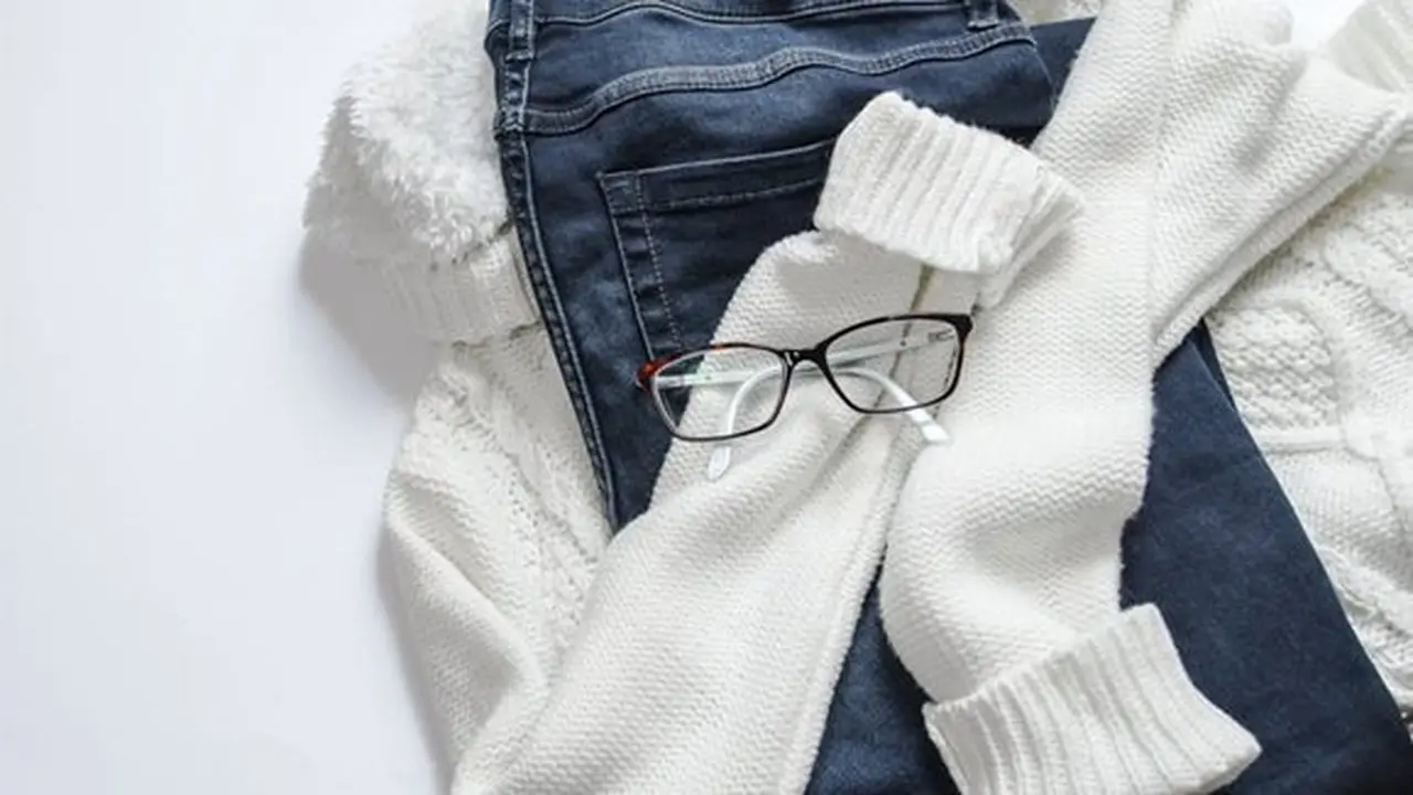 Cara menggantung sweater/copyright Pexels.com/Ylanite Koppens