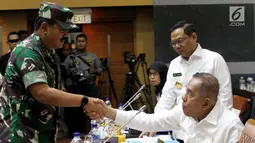 Panglima TNI Marsekal Hadi Tjahjanto (kiri) menyalami Menhan Ryamizard Ryacudu saat rapat kerja dengan Komisi I DPR di Kompleks Parlemen, Jakarta, Rabu (19/6/2019). Rapat juga membahas progres pencapaian MEF TNI Tahun 2014-2019 dan evaluasi pengamanan pasca Pemilu 2019. (Liputan6.com/JohanTallo)