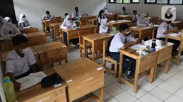 Para siswa dan siswi mengikuti Pembelajaran Tatap Muka Terbatas (PTMT) di SMPN 1 Depok, Depok, Jawa Barat, Senin (4/10/2021). Pemerintah Kota Depok kembali memberlakukan PTMT kepada seluruh sekolah mulai hari ini. (Liputan6.com/Herman Zakharia)