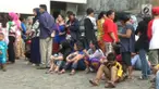 Para pemegangK KJP mengentre panjang sejak waktu Subuh demi mendapatkan paket sembako yang murah.