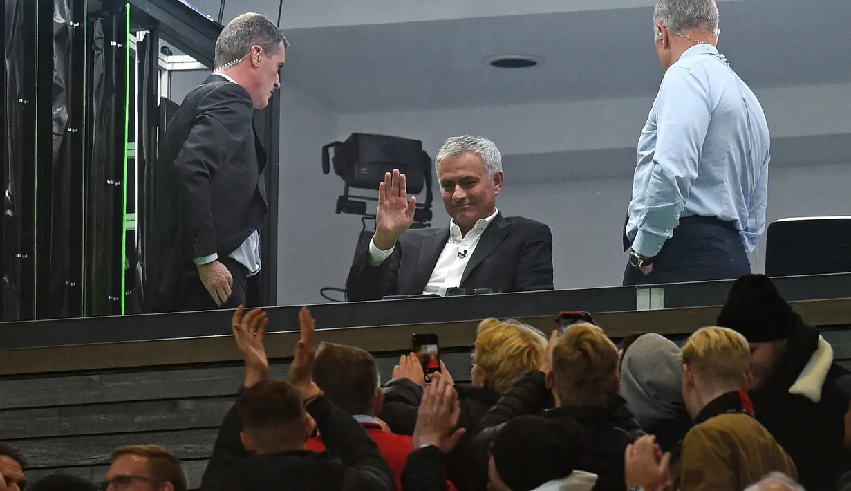 Jose Mourinho (tengah) melambai kepada penggemar dari studio TV selama pertandingan sepak bola Liga Primer Inggris antara Manchester United dan Liverpool di Old Trafford di Manchester, Inggris barat laut, pada 20 Oktober 2019. (AFP/Oli Scarff)