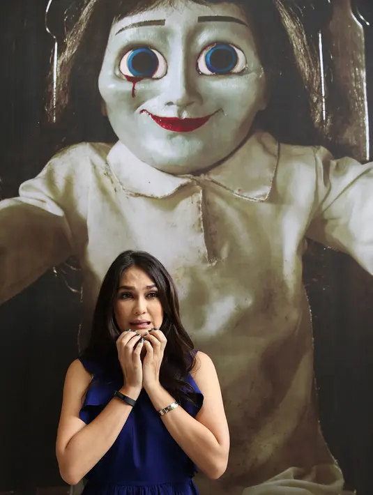 Luna menambahkan, saat The Doll atau bonekanya digantung, ada yang melihat diatasnya boneka tersebut juga ada yang bergelantungan. Setelah ditelusuri oleh paranormal, ternyata makluk disekitar lokasi syuting merasa terganggu. (Bambang E. Ros/Bintang.com)