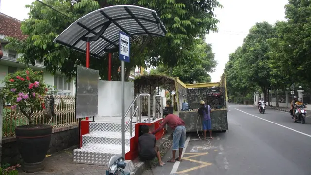 Pekerja mempersiapkan Shelter BRT Trans Jateng Koridor I Purwokerto-Purbalingga. (Foto: Liputan6.com/Muhamad Ridlo)