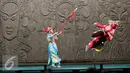 Pementasan Opera China bukan hanya menampilkan drama tetapi juga aksi Kung Fu yang membuat penonton berdecak kagum di Beijing, Sabtu (22/8/2015). Meski KPOP mendera, sejumlah seniman China memilih bertahan dengan opera China (Liputan6.com/Isna Setyanova)