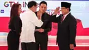 Capres nomor urut 01 Joko Widodo (kiri) dan capres nomor urut 02 Prabowo Subianto (kanan) memberi salam usai debat kedua Pilpres 2019 di Hotel Sultan, Jakarta, Minggu (17/2). (Liputan6.com/Faizal Fanani)