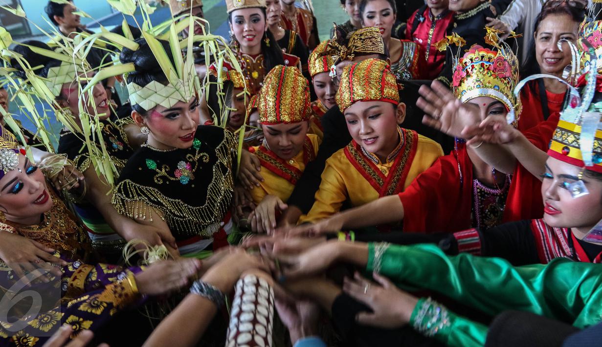 Sejumlah penari melakukan tos sebelum mempersembahkan tarian tradisional pada acara Pentas Budaya di Terminal 3, Bandara Soekarno Hatta, Tangerang, Banten, Senin (15/08). (Liputan6.com/Fery Pradolo).