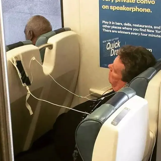 6 Momen Gokil Pakai Earphone Ini Kelewat Absurd, Bikin Geleng Kepala