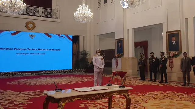 Presiden Joko Widodo atau Jokowi melantik Laksamana Yudo Margono menjadi Panglima TNI di Istana Negara Jakarta, Senin (19/12/2022).