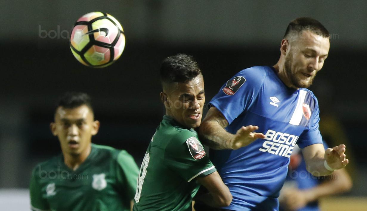 Gelandang PSMS Medan, M Alwi, duel udara dengan gelandang PSM Makassar, Marc Klok, pada laga Piala Presiden di Stadion GBLA, Bandung, Selasa (16/1/2018). PSMS Medan menang 2-1 atas PSM Makassar. (Bola.com/M Iqbal Ichsan)