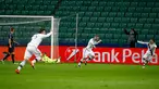 Selebrasi gol para pemain Legia Warsawa setelah pemain tengah mereka, Thibault Moulin berhasil membobol gawang Real Madrid pada pertandingan Liga Champion di Stadion Pepsi Arena, Warsawa, Polandia (2/11). (Reuters/Kacper Pempel)