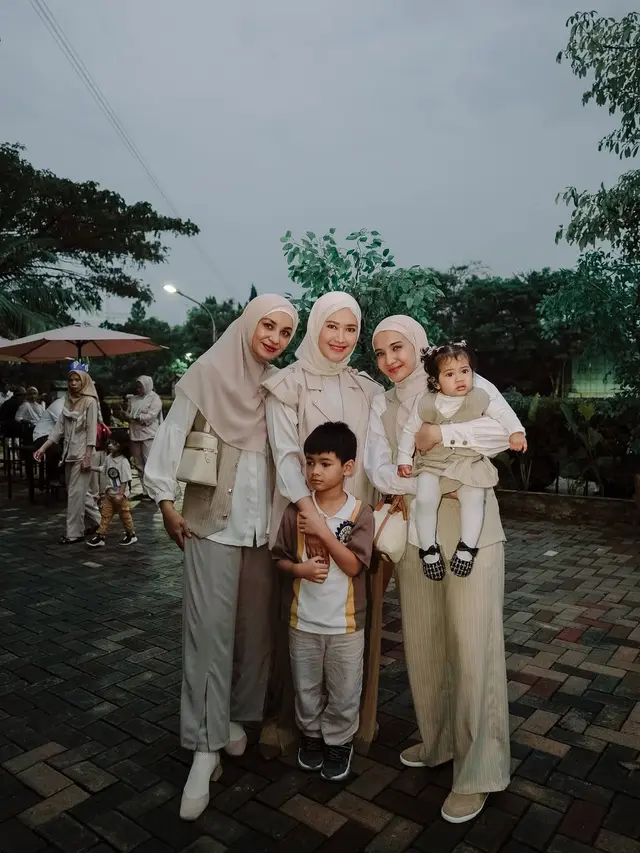 Outfit Earthy Tone Tamu Artis di Ultah Humaira Anak Zaskia Sungkar, Siapa Paling Stylish?