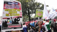 Massa buruh membawa spanduk berisi tuntutan dalam unjuk rasa di depan Balai Kota DKI Jakarta, Jumat (10/11). Bertepatan Hari Pahlawan, buruh dari berbagai daerah melakukan aksi turun ke jalan menuntut pengupahan yang layak. (Liputan6.com/Faizal Fanani)