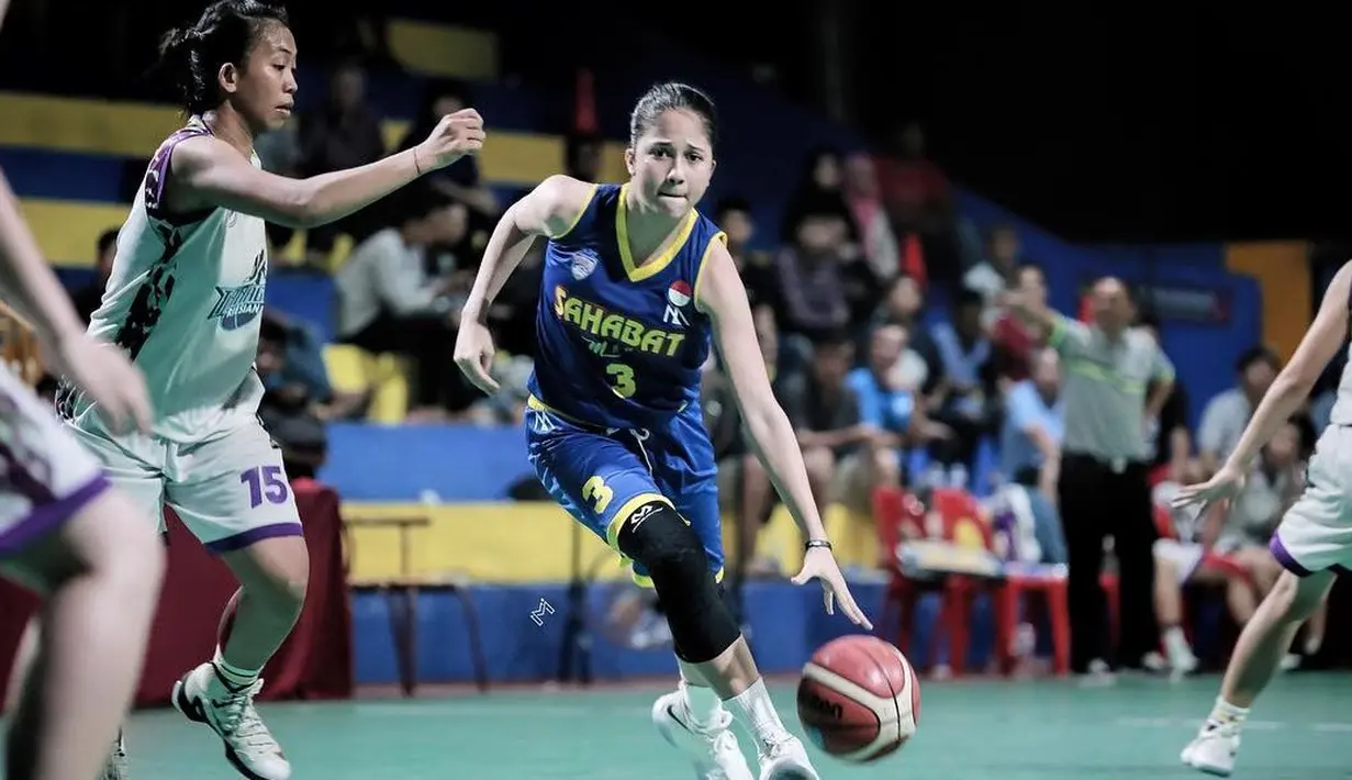 Menekuni dunia basket, Sitha Marino pun mengikuti berbagai perlombaan. Pemain sinetron Keajaiban Cinta yang akan tayang di SCTV ini tampak begitu energik saat bermain basket. Gaya rambutnya yang dicepol saat bermain basket itu tak membuat pesona cantiknya memudar.
(Liputan6.com/IG/@sithamarino)