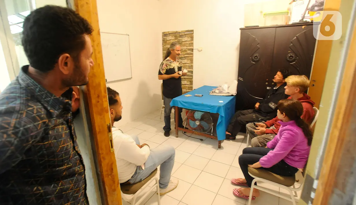 Pengungsi melakukan pelatihan kerajinan tangan di Peace Educational Shelter, Cisarua, Jawa Barat, Selasa (17/1/2023). Kegiatan yang diinisiasi oleh Peace Educational Shelter secara gratis dengan tenaga pengajar berasal dari para pengungsi sendiri di tengah keterbatasan dana dan tenaga mereka yang bertujuan mengisi kesibukan sehari-hari dengan berbagai kegiatan positif  di tengah ketidakpastian mereka mendapatkan tempat di pihak negara ketiga. (merdeka.com/Arie Basuki)