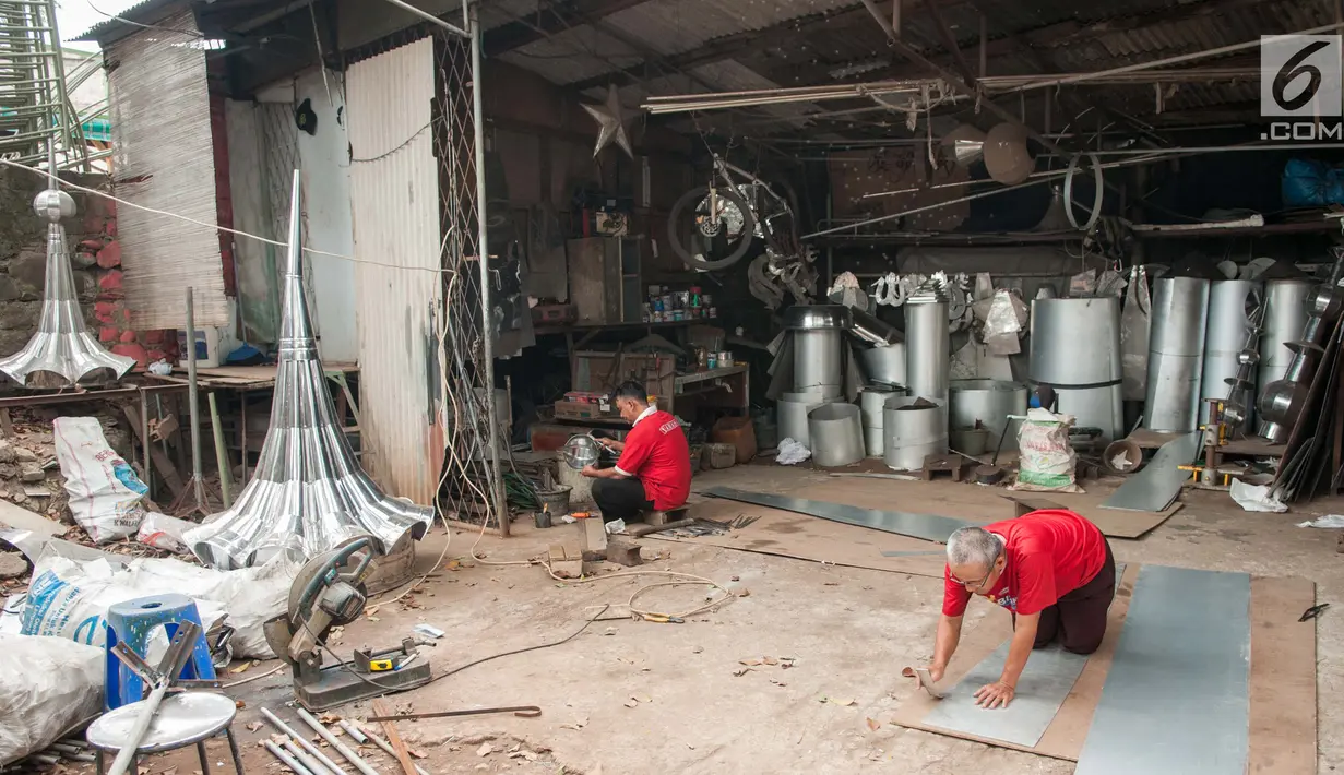 Pekerja memotong plat untuk pembuatan kubah masjid di salah satu rumah industri plat, di kawasan Kalimalang, Bekasi, Kamis (1/6). Permintaan kubah masjid meningkat mencapai 20 kubah masjid dalam sebulan. (Liputan6.com/Gempur M Surya)