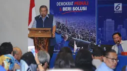 Ketua Umum DPP Partai Demokrat, Susilo Bambang Yudhoyono jelang memberi arahan pada rapat darurat DPP Partai Demokrat di Jakarta, Rabu (3/1). Rapat berlangsung tertutup dan dihadiri sejumlah petinggi partai. (Liputan6.com/Helmi Fithriansyah)