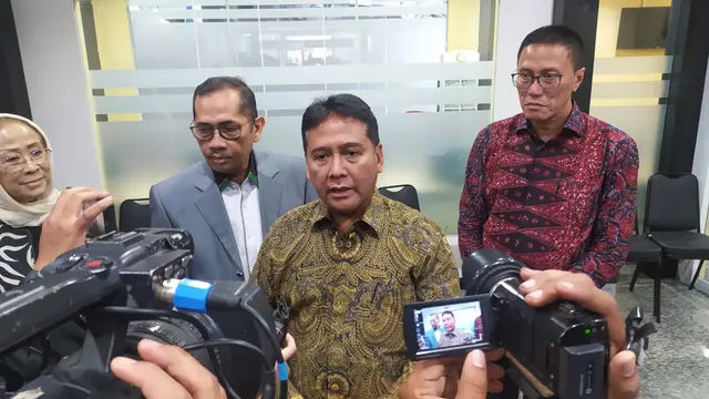 Ketua Umum Gabungan Industri Pariwisata Indonesia (GIPI) Hariyadi Sukamdani dalam konferensi pers Pendaftaran Uji Materiil UU 1/2022 Yang Terkait Dengan Pajak Hiburan, di kantor Mahkamah Konstitusi, Rabu (7/2/2024). (Tira/Liputan6.com)