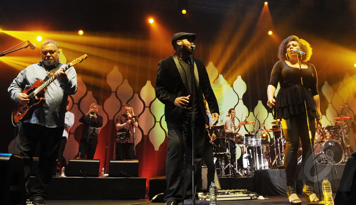 Chaka Khan dan Incognito bersama band beraksi di atas panggung Java Jazz Festival 2015 di JIExpo, Jakarta, Sabtu (7/3). Ajang musik jazz tahunan itu berlangsung tiga hari dengan tema "Exploring Indonesia".(Liputan6.com/Faizal Fanani)