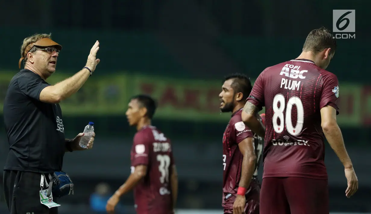 Pelatih PSM Makassar, Rene Albert (kiri) memberi arahan pada Willem Jan Plum saat laga melawan Bhayangkara FC pada lanjutan Liga 1 Indonesia di Stadion Patriot Candrabhaga, Bekasi, Kamis (19/10). PSM Makassar unggul 2-0. (Liputan6.com/Helmi Fithriansyah)