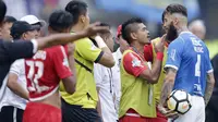 Bek Persib Bandung, Bojan Malisic, bersitegang dengan striker Persija Jakarta, Bambang Pamungkas, pada laga Liga 1 di Stadion GBLA, Jawa Barat, Minggu (23/9/2018). Persib menang 3-2 atas Persija. (Bola.com/M Iqbal Ichsan)