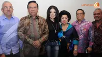 Agung Laksono, Tina Toonita dan pnitia tampak berpose bersama (Liputan6.com/Rini Suhartini).
