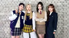 Girlgroup Fifty Fifty tengah mencuri perhatian banyak netizen tak hanya Korea tapi juga secara global. Pasalnya, lagu yang berjudul Cupid menjadi viral hingga banyak digunakan dalam platform TikTok. (Liputan6.com/IG/@we_fiftyfifty)