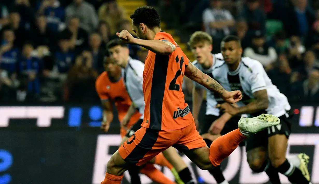 Pemain Inter Milan Hakan Calhanoglu mencetak gol penyeimbang 1-1 melawan Udinese pada laga Liga Italia 2023/2024 di Stadion Friuli - Dacia Arena, Udinese, Italia, Selasa (04/09/2024) WIB.  (AFP/Filippo Monteforte)