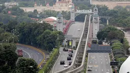 Mobil kepresidenan Presiden Amerika Serikat, The Beast, yang membawa Donald Trump memasuki Pulau Sentosa di Singapura, Selasa (12/6). Trump dan pemimpin Korea Utara, Kim Jong-un akan bertemu dalam KTT Korea Utara-AS di Hotel Capella. (AP/Wong Maye-E)