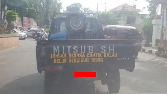 6 Pesan Nyeleneh di Mobil Pick-up Ini Bikin Geleng Kepala