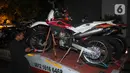Petugas mendata motor yang disita dari hasil Operasi Tangkap Tangan (OTT) yang menjerat Kepala Kantor Imigrasi Jakarta Barat tiba di Gedung Merah Putih Komisi Pemberantasan Korupsi (KPK), Jakarta, Rabu (3/6/2026). (Liputan6.com/Helmi Fithriansyah)