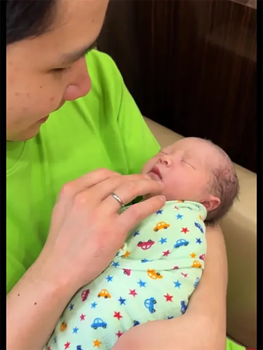"Pertama kali aku gendong anak aku dan istriku aku @siscakohl ❤️😍🥰, Baby No Limit @sophianolimit," tulis jessnolimit. [Instagram/jessnolimit]