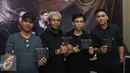 Musisi Grassrock berpose seusai peluncuran album di Kawasan Kemang, Jakarta, Jumat (29/04/2016). Boomerang, Grassrock dan D'bandhits launching album kompilasi mereka yang diberi nama 3 ROCK. (Liputan6.com/Herman Zakharia)