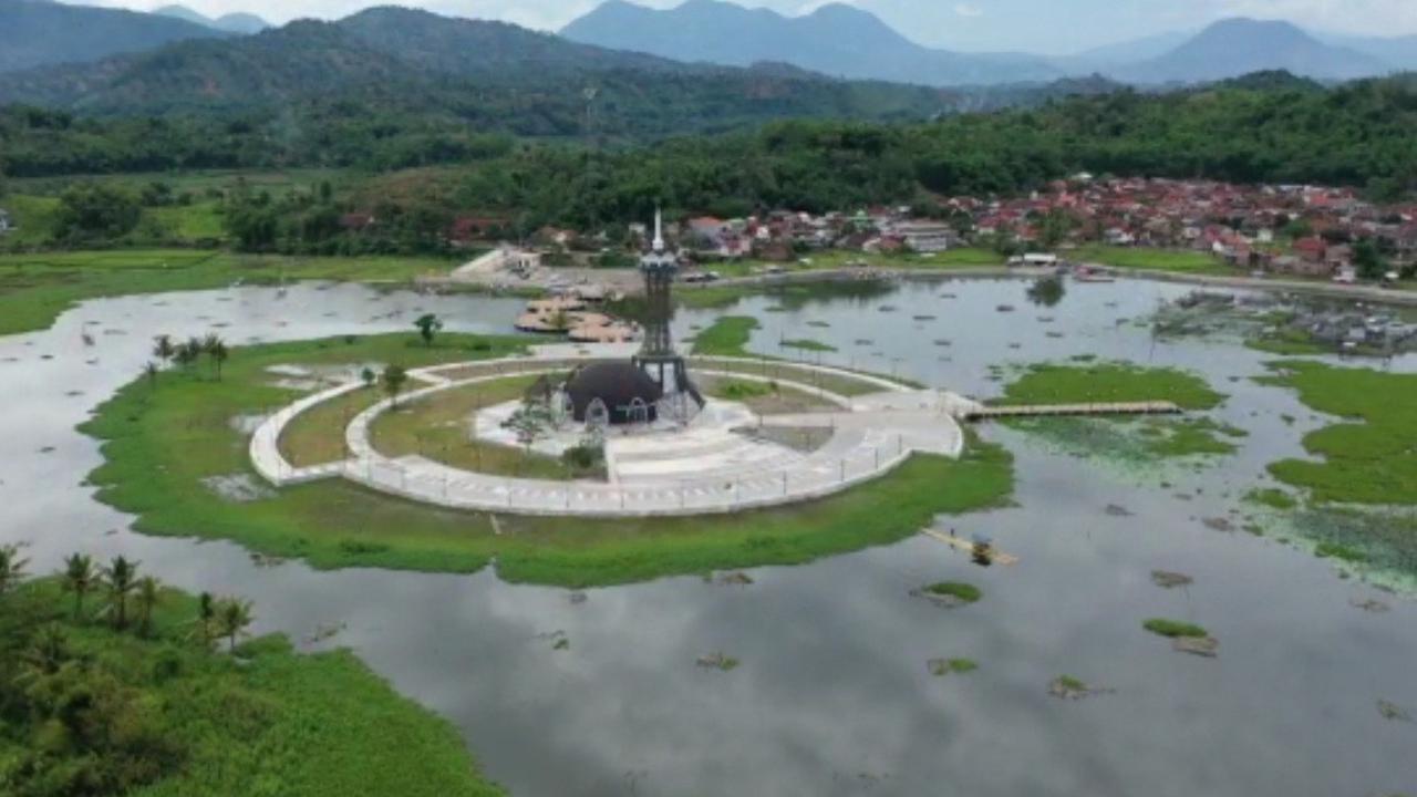 Ragam fasilitas wisata Situ Bagendit seperti Pulau Nusa Kelapa yang berada di tengah danau mulai bisa dinikmati pengunjung pada lebaran Idul Fitri 1443 tH tahun ini. (Liputan6.com/Jayadi Supriadin)